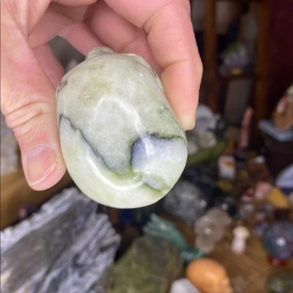 Unique Black Lace Serpentine Skull Carving - Picture 6 of 7